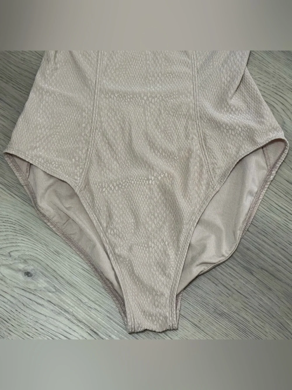 Robin Piccone Blush Beige Plunge Underwire OnePiece Chain Strap Swimsuit 12 $228